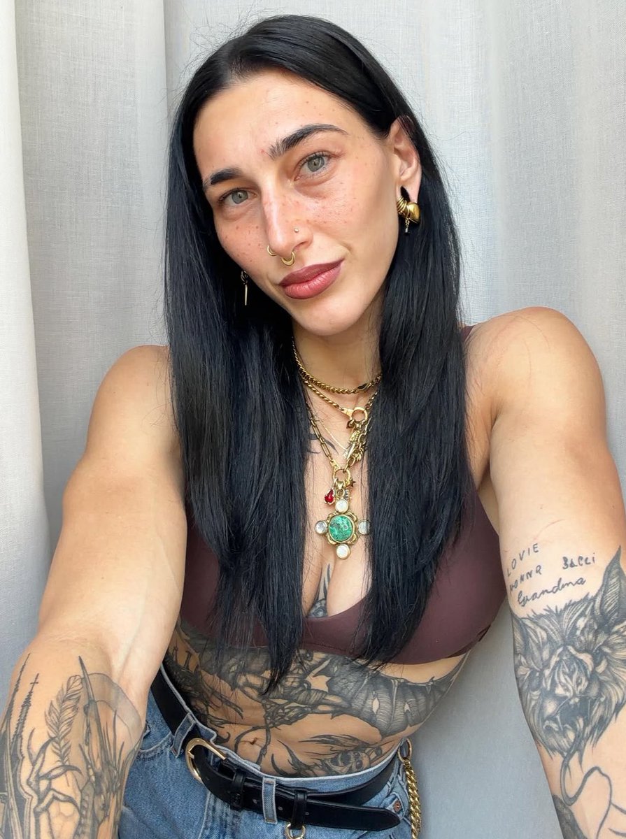 RHEALVSTIC's tweet photo. the freckles she’s so gorgeous https://t.co/fj7qtnzpmP