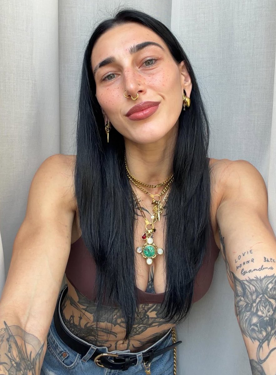 RHEALVSTIC's tweet photo. the freckles she’s so gorgeous https://t.co/fj7qtnzpmP
