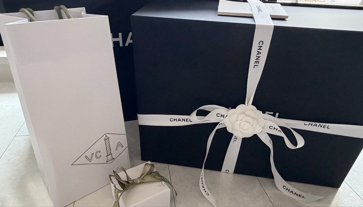 dopaonesama's tweet photo. 昨日の超想定外な購入品 🍀©️
ギヨシェ WG ペンダント と
CHANEL25スモール です 🛍️
いつ開封しよう〜〜〜 https://t.co/nJHfgDRwqs