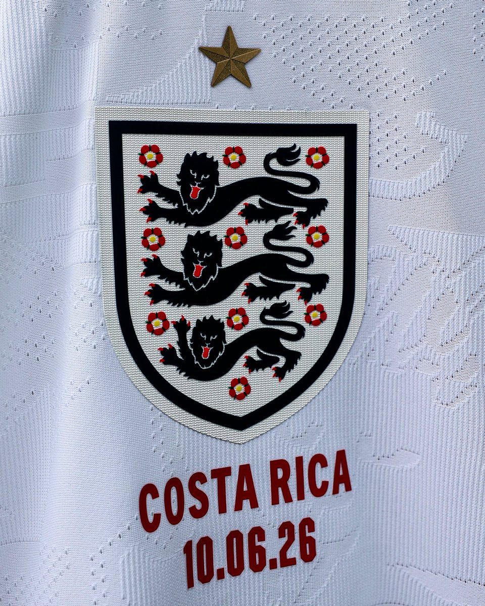 England's tweet photo. 🦁⚡ https://t.co/2IHI7egjJv