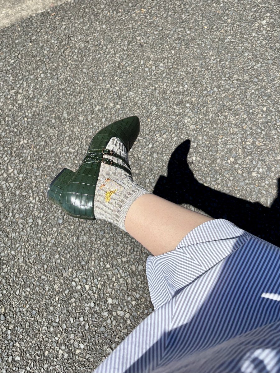 you_know__p's tweet photo. かわいーキラキラメジェド靴下とかわいースクエアトゥパンプス履いて出かけちゃうわよ🎶内科へ………（お腹を壊しすぎているため） https://t.co/5HyZ1BZ2FB
