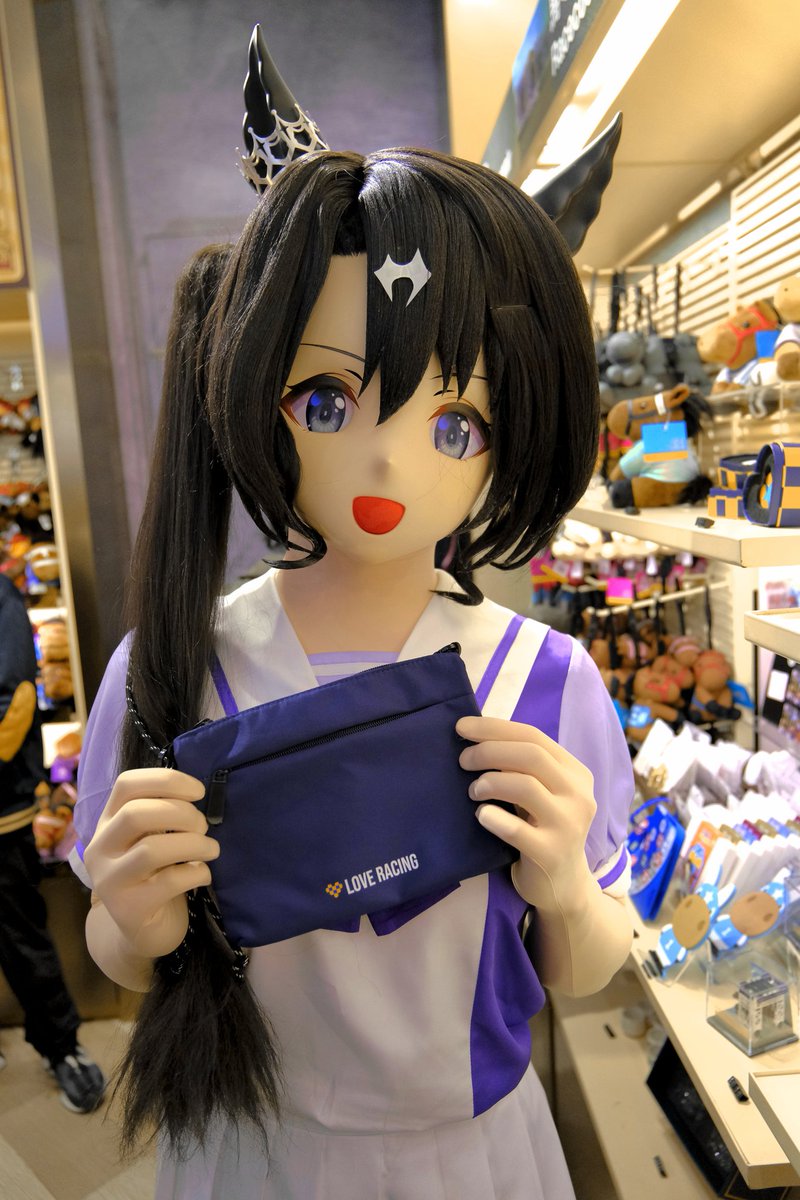 Aoyama_Tokute's tweet photo. 想起我安排皇冠去馬場店舖的時候，職員不但十分歡迎，還主動拿產品給我們拍照，皇冠也說他們的態度和日本店員比較簡直是天淵之別
在店舖拍攝本身並無對錯，分別只是在於店舖主人允不允許拍攝；進入私人地方要遵守私人規則是人之常情，但願其他同好拍攝之時仍能保持對他人的尊重，建立良好形象✨️(1/3 https://t.co/wxEdLbHIzD