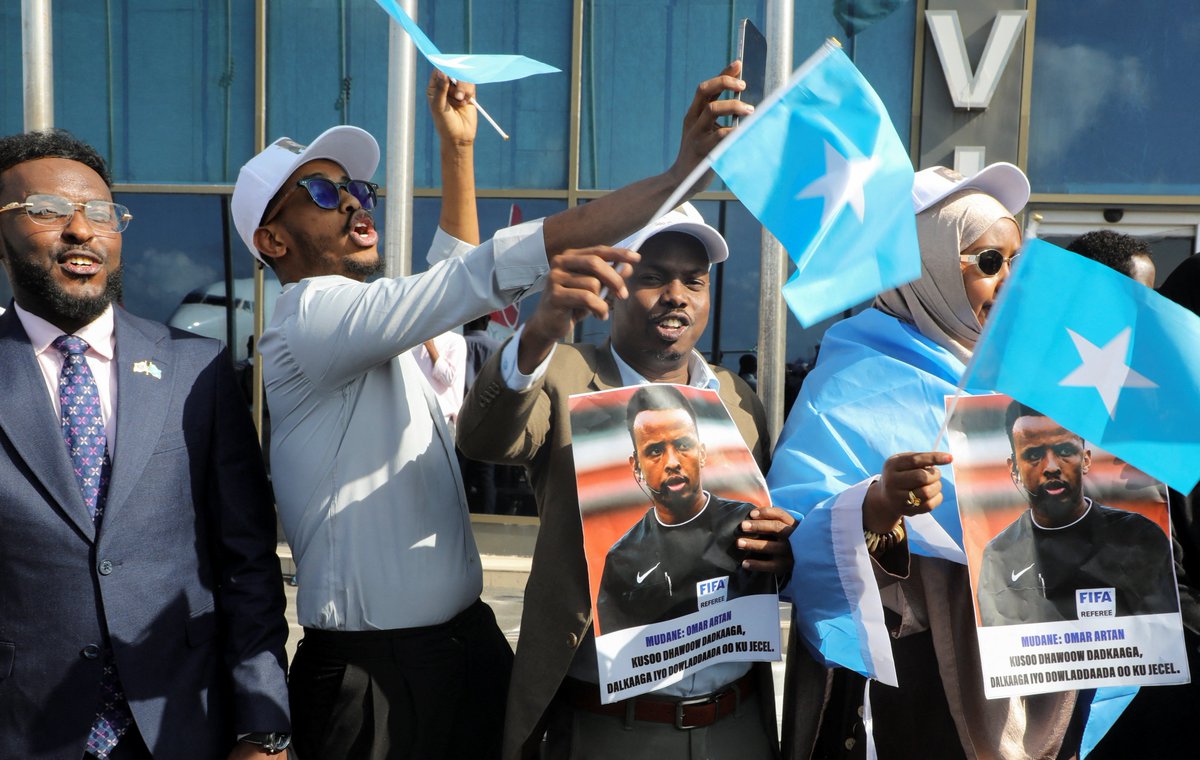 SomaliaTodayHQ's tweet photo. Somali referee Omar Abdulkadir Artan returned home to a hero’s welcome after the US denied him entry for the 2026 World Cup, ending his historic bid to become the first Somali official to referee at football’s biggest tournament. 🇸🇴
👉 https://t.co/otcCUEZL6p https://t.co/zlGT5fH2OT