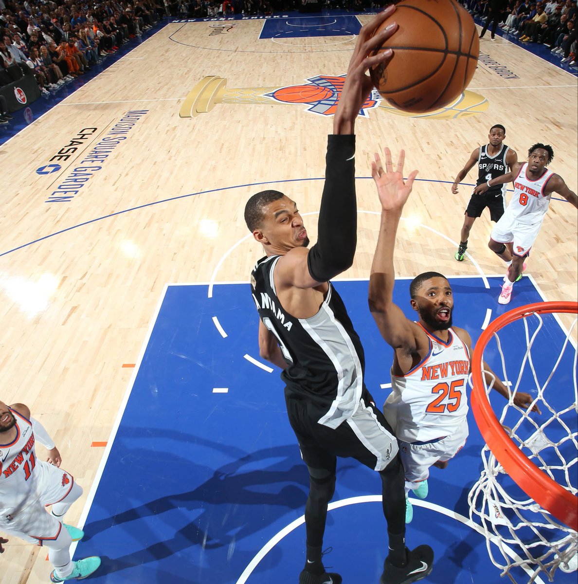 50NuancesDeNBA's tweet photo. 🚨 CE SOIR, À 02H30... GAME 4 DE CES NBA FINALS 2026 ENTRE LES SPURS ET LES KNICKS !!! 🔥

2-1 KNICKS, LES SPURS ONT L’OCCASION D’ÉGALISER DANS CETTE SÉRIE !!! 🍿 https://t.co/q4vKZ8XRLE