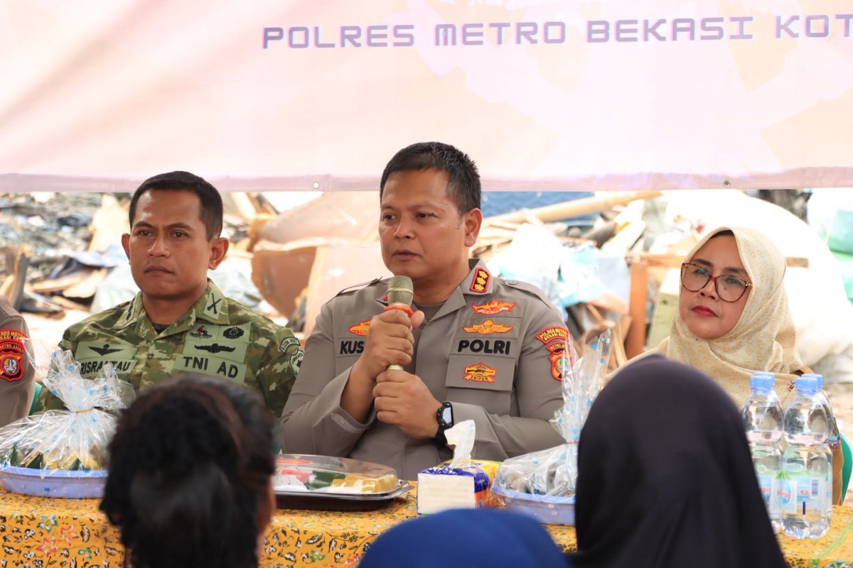 Humastrobkskota's tweet photo. Polres Metro Bekasi Kota menggelar kegiatan dialogis skala sedang. Bersinergi bersama Kodim 0507/Bekasi dan Pemerintah Kota.
Polda Metro Jaya meluncurkan program taktis bertajuk "Jakarta On The Spot". Agenda jemput bola yang dirancang sebagai instrumen  penguatan pengamanan https://t.co/qwdHt9cpv8