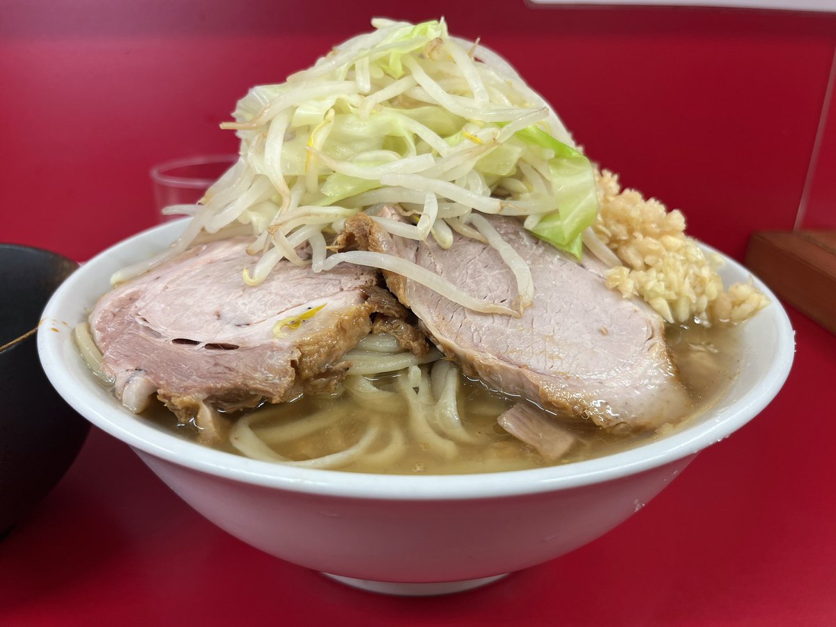 zengooo's tweet photo. ラーメン二郎神田神保町店
小ラーメンプレ生卵　ヤサイ少なめニンニク
休みだし涼しかったので並びに来ました。
110分待ちで着丼。涼しいうちは神保町通っておきます。
美味しかったです！
ごちそうさまでした😋 https://t.co/2HyBGRlz6S