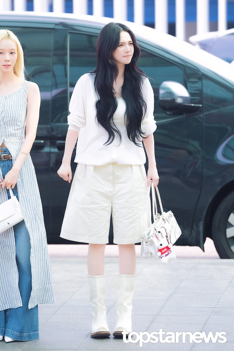 TSN_PHOTO's tweet photo. [HD포토] 에스파 카리나, ‘갸오오…족제비도 맹수다’ (인천공항 출국) #카리나 #KARINA #에스파 #aespa #인천공항 #출국 #입국 #프리뷰 https://t.co/IJeOTdUqWJ <- Original Photo https://t.co/ppwV3NW7HG