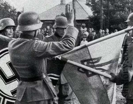 MarcinPalade's tweet photo. "Sueddeutsche Zeitung": "Historia jest bardziej złożona, niż przedstawia ją Nawrocki, który ma doktorat z historii. UPA nie składała się, jak twierdzi Nawrocki, wyłącznie z bandytów i morderców". To sojusznicze wsparcie z Berlina dla Kijowa było do przewidzenia. https://t.co/p7ktRN3SUN