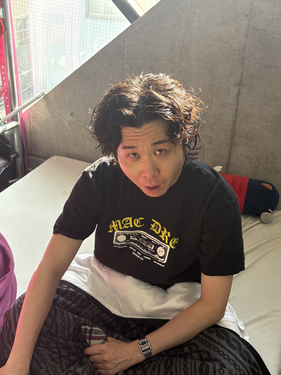 Kazu_iwskbiyo's tweet photo. 楽屋入ったら「今から俺寝るからお前ら全員私語禁止な」って言ってピリつかせてた https://t.co/ykEiEyWxAj