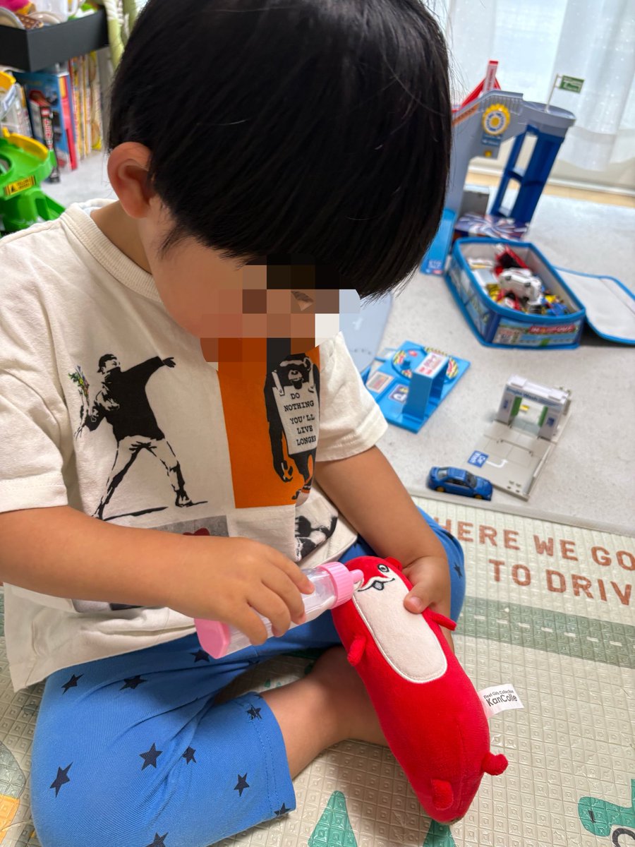 tabemono_v's tweet photo. ボクカワウソにミルクあげる2歳児。 https://t.co/iKlp2tlvaR