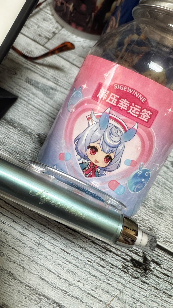 Suruga346's tweet photo. いつも使ってるクルトガ君(スタンダード)でおべんきょーしてたら腕が腱鞘炎になりつつあったのでα‐gelクルトガを購入
しかも名入れできるやつあったから最推しの名前刻んだぞ!!(Sigewinne)
この子と共に頑張るぞいو(  ˙꒳˙  )٩ https://t.co/2gRhoKUySD