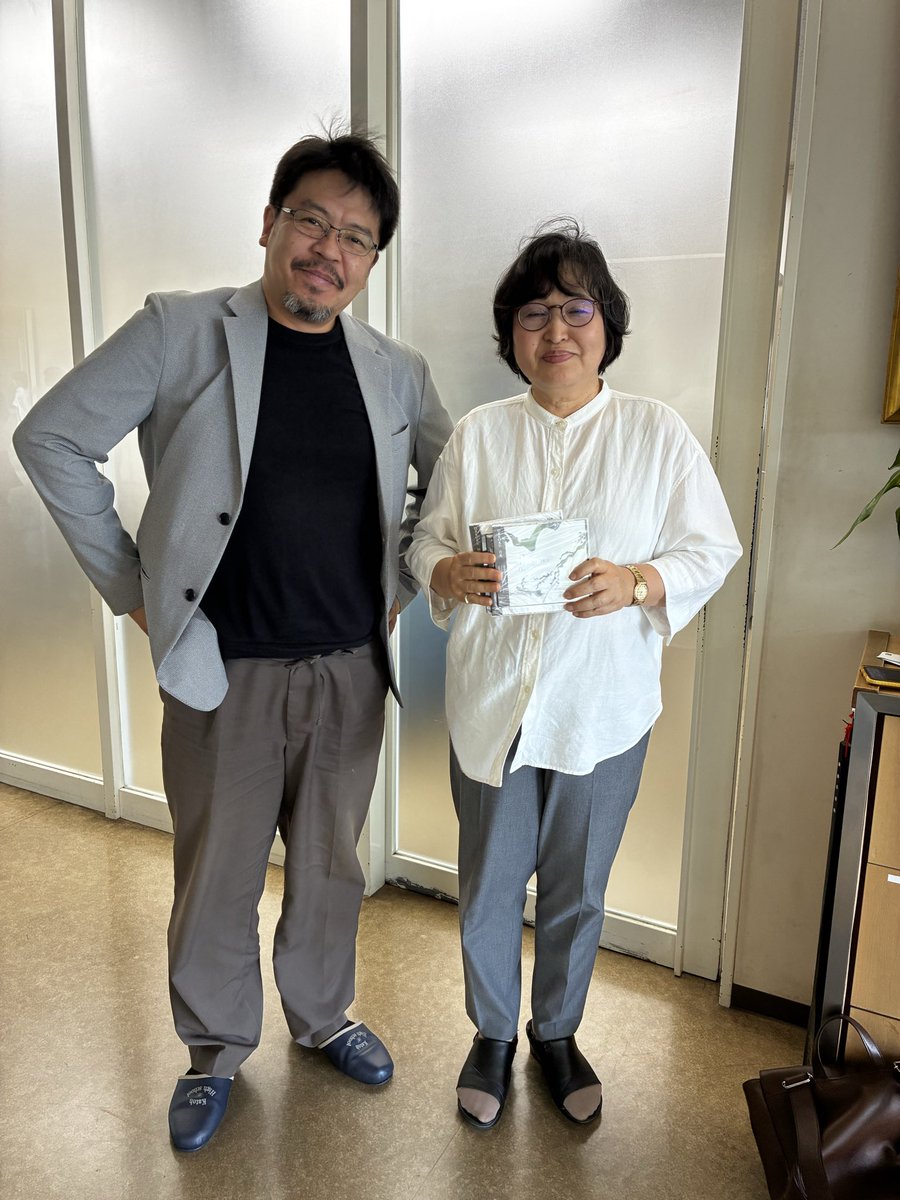 DAKOKU2's tweet photo. 怒涛の出張ラッシュを終え、何故か右膝を痛めました。
激痛で体重が支えられず、びっこひいてます。

で。
32年前、高校三年間、担任をしてくれていた先生がいまして。
卒業文集で、担任から私への一言というページで、
「芸術家は気難しいところがあるけれど、キミらしく突き進め！
CD出たら買うよ！」
と書いてくれたんです。

あの頃は、ピアニストを目指していたから、少しカタチは変わったものの、

32年間、私はそのコメントを忘れたことはなく、いつか必ず、と生きてきました。一人前になったら会いに行こうと決めてました。

そろそろいいんじゃないか？と思い、思い切って母校に突入してみました。

いた！まだバリバリに英語教師してました！
32年ぶりの再会！

第一声、「恩返しと、約束を果たしに来たよ！」
と挨拶すると、「何の約束よ！」と驚くので、
「CD買ってくれるんだろう？」
と返すと、
「そんなこと言ったっけ？というかCD出したの！？」
と驚くので、

文集の話をして思い出してもらって、
はい、遠い約束の品。
と渡すと、長い沈黙。

この沈黙は、多分、先生にも私にも特別な何かだったと思う。

何と言うか、
音楽やってきて良かったな。

当時、家庭環境で色々あって、半分グレ気味だった私は学校にロクに行かず、ゲーセンでストⅡばっかりやってました。そんな私を無事卒業させてくれた先生。
私は17才、先生は32歳。
先生は結構ハッキリものを言うこわめの先生だった。

ようやく、一つの物語が回収できました。
先生とLINE交換もし、これから再び長いお付き合いになりそう。

良い日だ。