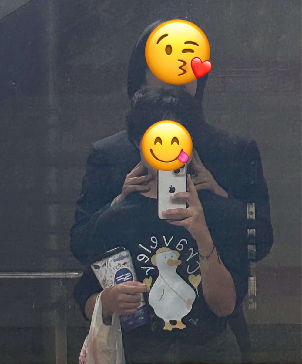 onejons_'s tweet photo. เราเจอกันบนทินเดอร์ ตอนแรกเลื่อนไปเจอหน้าตาธรรมดา ถ่ายรูปอะไรก็ไม่รู้ เพื่อนบอกให้ปัดทิ้ง แต่เราไม่เชื่อ เลยลองปัดดูสรุปแมชท์กันไปวันนึงได้ ฮีถึงทักมา 55555 แล้วก็คุยอะไรกันปกติเลย เดมแรกที่เมกาพลาซ่า สะพานเหล็ก ไปเดินดูฟิกเกอร์กัน วันแรกฮีใส่สูทมาเลยนะ ส่วนเราแต่งตัวอะไรก็ไม่รู้ 55555 ถ้าถามทำไมถึงเลือกคนนี้ อาจจะเพราะความใส่ใจมั้ง เขารู้เราชอบนานามิ ก็ไปแอบซื้อฟิกเกอร์มาให้ แล้วให้ตั้งแต่เดทแรก คุยสนุก ถูกจริต แบบเราไม่เคยคุยกับใครแล้วรู้มุกรู้สิ่งที่เราพูดแบบเขาอะ จะพูดไงดี 5555 อีกอย่างคือเราชอบคนฉลาด แล้วแฟนเราฉลาด กล้าพูดได้เต็มปากว่าเขาอัจฉริยะอะ เราชอบนั่งฟังสิ่งที่เขาพูดนะ มันดูมีความรู้ดี 55555 ใด ๆ ก็คือรู้สึกโชคดีที่วันนั้นไม่ปัดทิ้ง จนได้คนนี้มาเป็นแฟนนน
