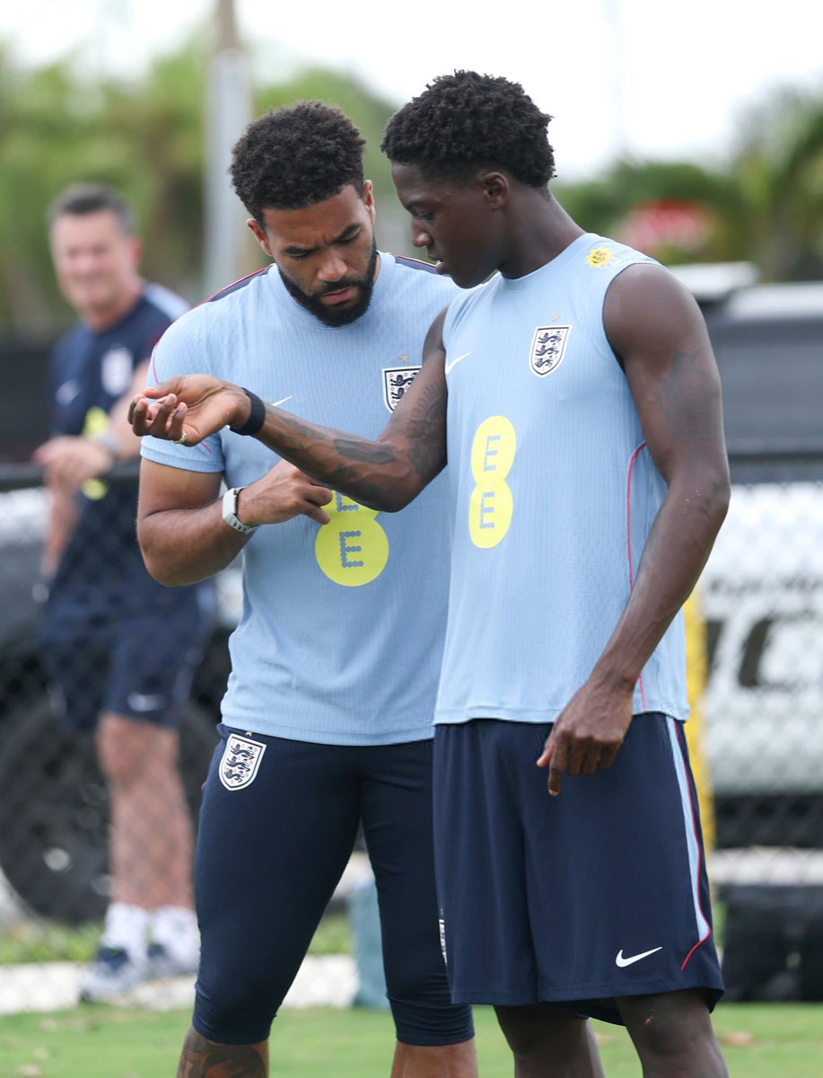 _kobbyphocus's tweet photo. Reece James and a fan. https://t.co/Gv1CXLGbzP