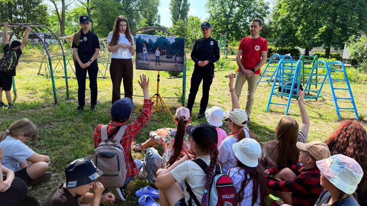 RedCrossUkraine's tweet photo. ☀️ The Ukrainian Red Cross is running mine risk awareness sessions in summer camps and community spaces for children across #Ukraine. Kids learn how to recognise danger and follow key safety rules: Do not approach, do not touch, call 101 or 102. ⚠️ #MineRiskEducation #SafeSummer https://t.co/vfeHlVf4FK