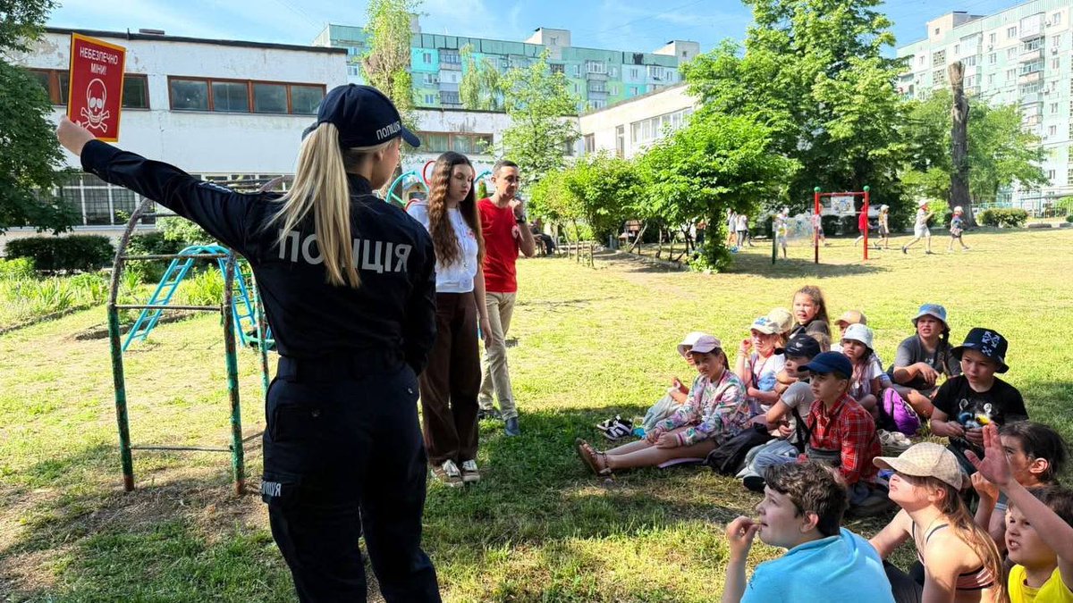 RedCrossUkraine's tweet photo. ☀️ The Ukrainian Red Cross is running mine risk awareness sessions in summer camps and community spaces for children across #Ukraine. Kids learn how to recognise danger and follow key safety rules: Do not approach, do not touch, call 101 or 102. ⚠️ #MineRiskEducation #SafeSummer https://t.co/vfeHlVf4FK