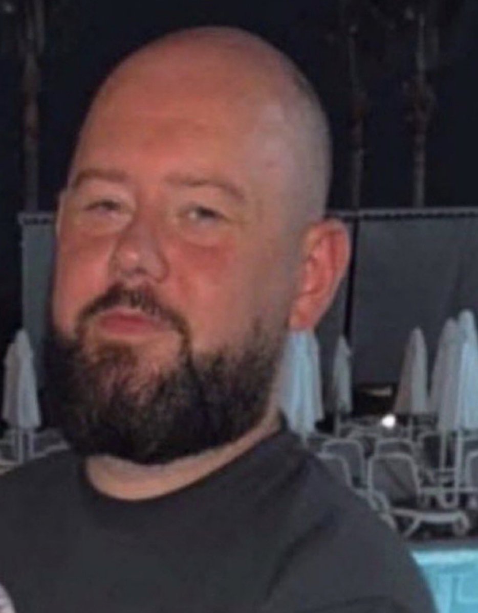 HeimatliebeDE's tweet photo. Maitiu Mág Tighearnán, der Held von Belfast. Er rettete Stephen Ogilvie vor einer Enthauptung durch einen afrikanischen Migranten. Mit einem Hurling Schläger überwältigte er den Sudanesen.

Stephan kämpft weiterhin auf der Intensivstation um sein Leben.

Diese Bilder sollten Menschen weltweit sehen. Diese Massenmigration muss gestoppt werden.