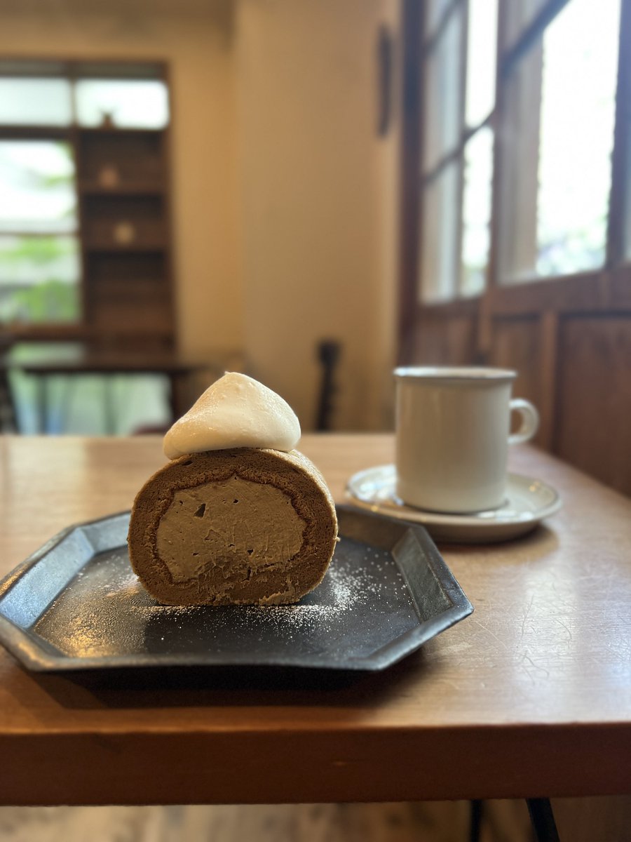 san_shitsu's tweet photo. 蚕室近隣の美味しい情報

◀︎左は
#HINODEYA
「茄子と挽肉の麻辣炒めご飯」
杉並区西荻北４丁目５−２４ 

右は▶︎
#くろもじ珈琲 
ほうじ茶ロールケーキ
くろもじブレンド
杉並区西荻北４丁目３５−１０ ヴィラ地蔵坂 https://t.co/bzqO4c0MIb