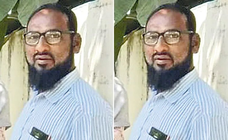 BackupBrainy's tweet photo. He’s Mohammed. A watchman in posh apartments 

He raped a 12 year old Hindu girl and pushed her from 5th floor so that people thinks it’s an accident.

Right now, he’s eating biryani happily in jail with his fellow mohammeds 

But is it really a punishment ? https://t.co/yb2tsqtgtr