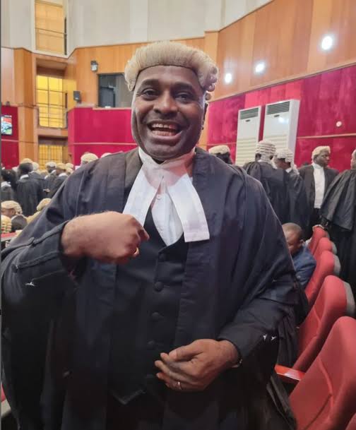TheWatchaz's tweet photo. Kenethe father seeing a5billion lawsuit  knowing fully that even if them sell him whole property 1billion no go come out. 

Kenneth: Channels lied against me with Obunike Ohaegbu.  I never said those things they are AI videos trying to drive a weg against me and my very respectable senior brother Peter Obi . It's AI