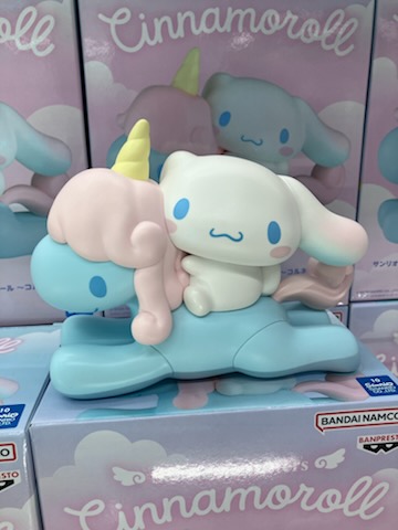 nojalan's tweet photo. ⭐️プライズ入荷情報⭐️
【#サンリオキャラクターズ フィギュア シナモロール ～コルネと一緒～】
【#クロミ こあくまブラック＆ホワイトBIGぬいぐるみ】
【#モンチッチ 窓付きぬいぐるみ巾着】
【#にゃんこ大戦争 プルバックカー】 https://t.co/H3mme7guKS