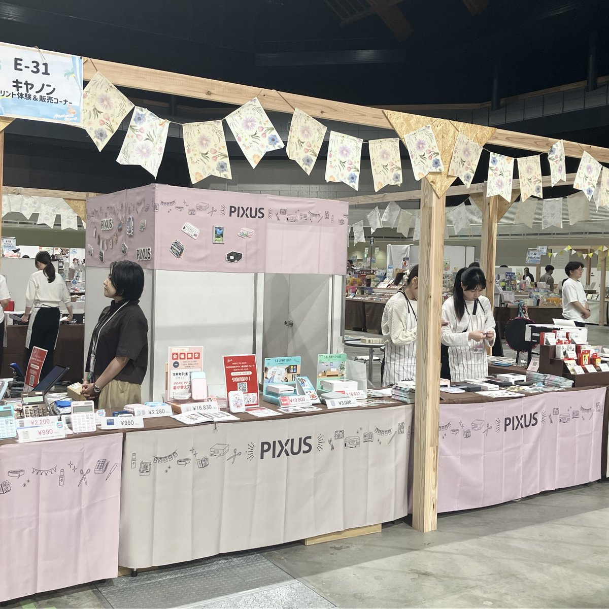 ichikaraLab's tweet photo. ˗ˏˋ⭐#文具女子博 始まりました⭐ˊˎ˗

本日より5日間、文具女子博に出展しております🙋🏻‍♀️
キヤノンブースは【E-31】です！

本日より発売のSELPHY QX用ケースも販売中🫧
先日発表したSWIMMERコラボ着せ替えプレートも展示しておりますのでぜひご覧ください🎀

みなさまのご来場お待ちしております！🥰 https://t.co/OsPTtEho1Y