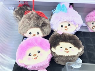 nojalan's tweet photo. ⭐️プライズ入荷情報⭐️
【#サンリオキャラクターズ フィギュア シナモロール ～コルネと一緒～】
【#クロミ こあくまブラック＆ホワイトBIGぬいぐるみ】
【#モンチッチ 窓付きぬいぐるみ巾着】
【#にゃんこ大戦争 プルバックカー】 https://t.co/H3mme7guKS