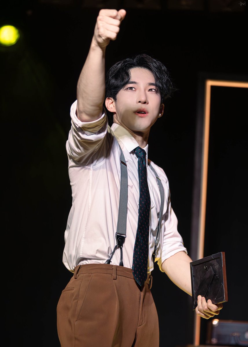 neulbone_Pic's tweet photo. 260604 미드나잇 액터뮤지션
스페셜 커튼콜 <대령님>
비지터 - #조환지

그의 칼날 번쩍거리고 https://t.co/xrBNXPwJnE