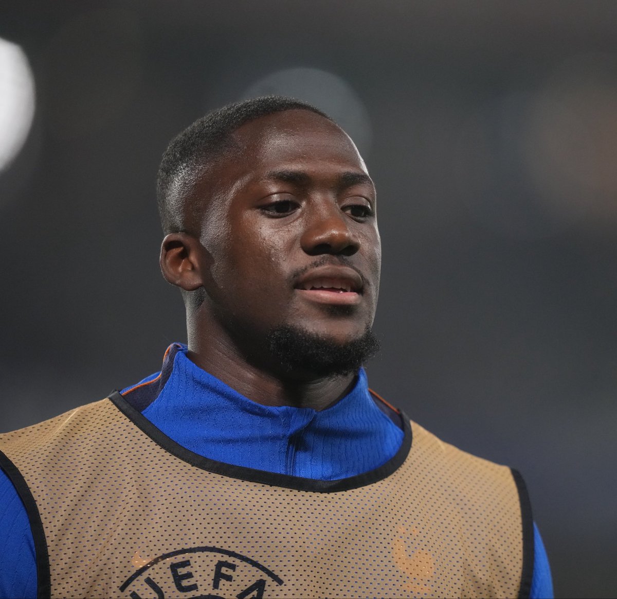 _BeFootball's tweet photo. 🚨 MAXENCE LACROIX POURRAIT ETRE LE 3e DEFENSEUR CENTRAL DEVANT KONATÉ ! 🇫🇷😳

Cette place devait appartenir à Konaté mais l’histoire de la préparation raconte surtout un déclassement du futur Madrilène.

Lacroix est entré à la pause contre l’Irlande du Nord, pas Konaté.

(@lequipe)