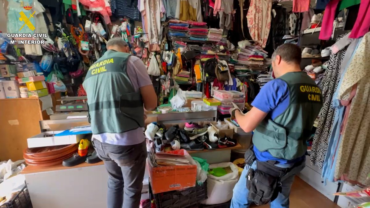 guardiacivil's tweet photo. #OperacionesGC | Desmantelada una red criminal que cobraba hasta 10.500 euros por regularizar ilegalmente a extranjeros

Su actividad se extendía más allá de la provincia de Almería, captando ciudadanos en Murcia y diversos puntos de las provincias de Albacete, Huelva, Granada y Málaga
👇
https://t.co/Y1zNJr3FGg