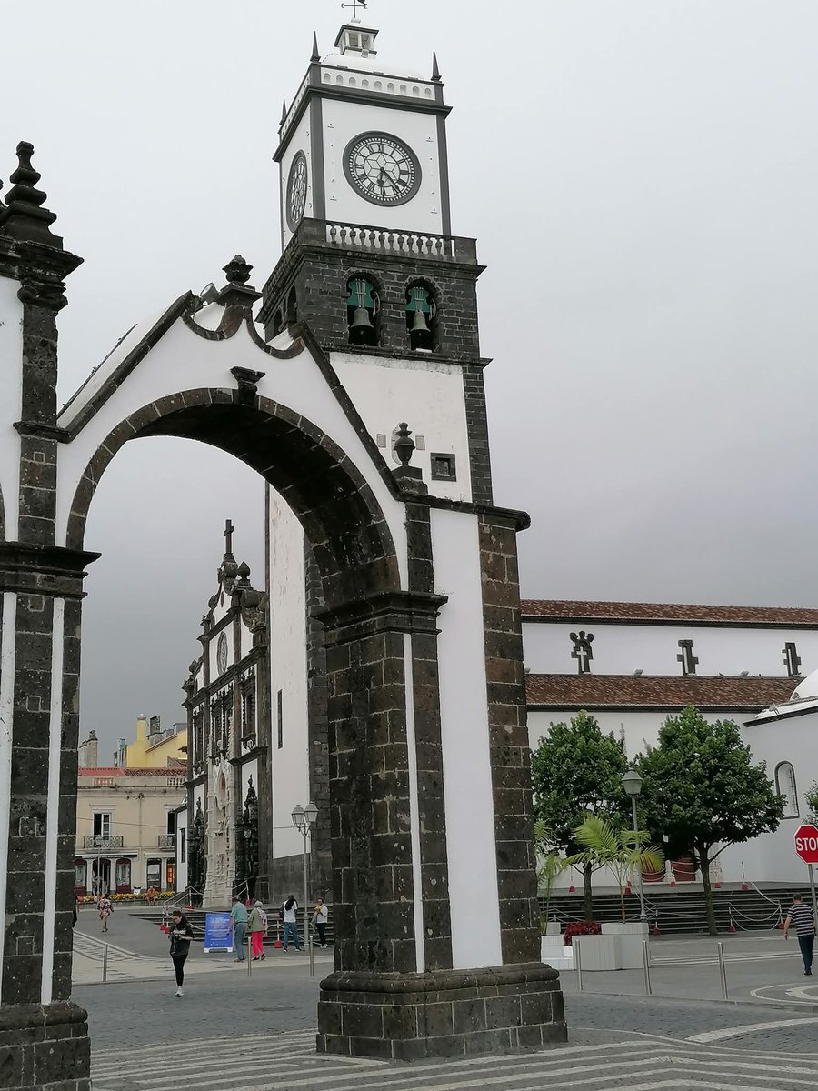 skymanuelima's tweet photo. As Portas da Cidade de Ponta Delgada localizam-se junto à Igreja de São Sebastião, na ilha de São Miguel, nos #Açores. "Ex libris" da cidade, estas portas são 1 símbolo da primitiva defesa terrestre da cidade, erguidas em 1783. #Portas_da_Cidade #Ponta_Delgada #ilha_de_SãoMiguel https://t.co/6ZGAjJSSJJ