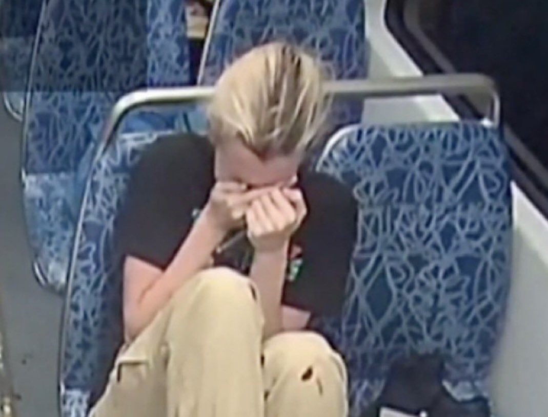 NoormanGJ's tweet photo. Dit beeld van Iryna, doodsbang en in tranen, terwijl ze beseft wat haar zojuist is overkomen en inziet dat de komende momenten haar laatste zullen zijn, verscheurt mijn hart.

Vandaag werd haar moordenaar, DeCarlos Brown, ontoerekeningsvatbaar verklaard.

Via @realMaalouf https://t.co/AjBxNDaR7R
