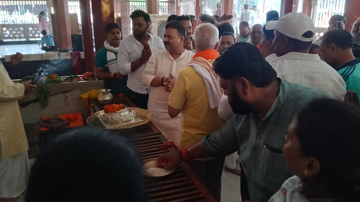 INDVivekPandey_'s tweet photo. भाजपा राजर्षि मंडल वाराणसी महानगर 🪷🙏
हमारे देश के सबसे लोकप्रिय प्रधानमंत्री व काशी के सांसद आदरणीय Narendra Modi जी ने लगातार 4399 वें दिनों तक  #प्रधानमंत्री के #पद पर रहकर नया #कीर्तिमान रचा इसके उपलक्ष्य में महावीर मंदिर में पूजा अर्चना / हनुमान चालीसा पाठ किया गया।
प्रमुख रूप से माननीय मंत्री एवं लोकप्रिय विधायक श्री @RavindraMoS_IC   ji मंडल प्रभारी महानगर उपाध्यक्ष श्री अशोक कुमार वकील एवं पूर्व जिला अध्यक्ष एवं चेयरमैन श्री Rakesh Algu Singh  ji #भाजपा_राजर्षि_मंडल_अध्यक्ष VIvek Pandey  एवं सभी मंडल पदाधिकारीगण, पूर्व अध्यक्ष श्री Ratan Kr Singh Maurya सभी पार्षदगण वर्तमान /पूर्व पार्षद और शक्ति केन्द्र संयोजक गण प्रभारी गण बूथ अध्यक्ष गण और वरिष्ठ जन  कर्मठ कार्यकर्ता की उपस्थिति रही ।
आप सभी का आभार एवं धन्यवाद 🙏 
#LongestServingElectedPMModi
#वाराणसी #काशी #बनारस #varanasi
#महावीर_मंदिर 
#पूजा #बीजेपीसरकार #उत्तरप्रदेश #कार्यकर्ता #viralchallenge 
#Kashi #Varanasi #INDVivekPañdey 
@narendramodi @PMOIndia
@NitinNabin  @AmitShah 
 @sunilbansalbjp  
@mppchaudhary  @myogiadityanath  @BJP4India @Rajarshi4Bjp @mpradeep4bjp @dileeppatelbjp @BJP4UP @BJPKashiKshetra @bjpvnsmahanagar @idharampalsingh