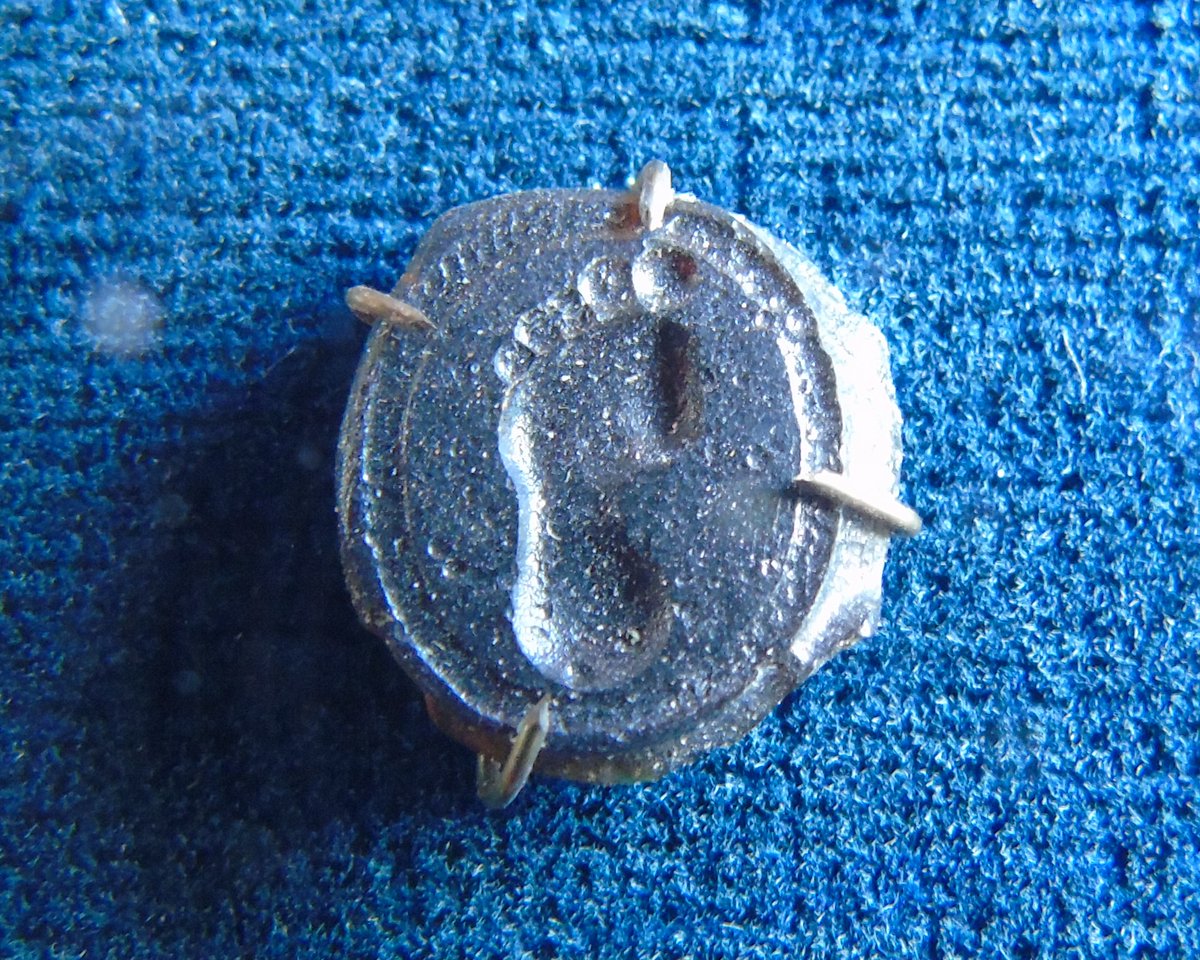 DrJEBall's tweet photo. A #Roman gem, once set into a ring, which is carved with the image of a left foot - not the most common design for this type of gem, but a lovely piece of work nonetheless! #Archaeology https://t.co/ubdnyqVrnn