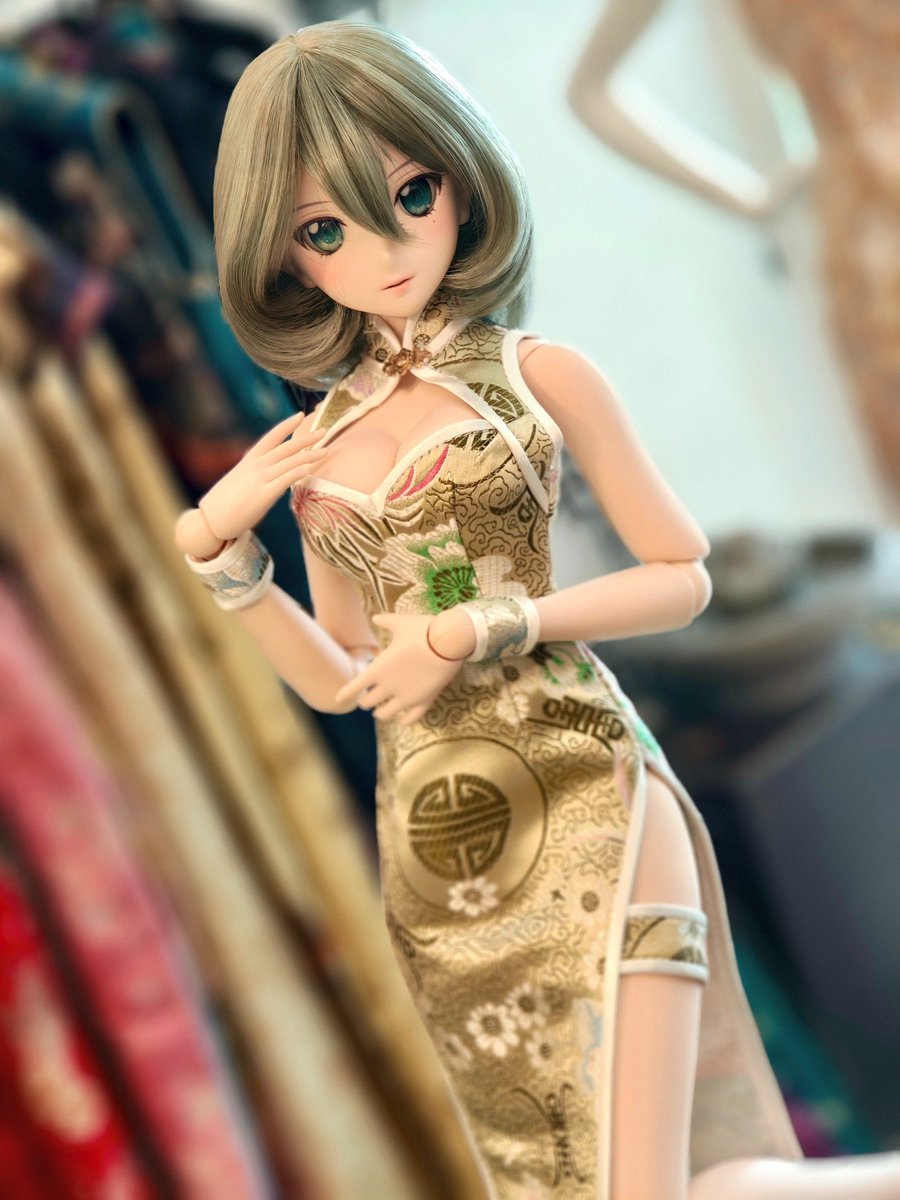 yunshinedoll's tweet photo. 今年は、実は雲賞台湾新旗袍の創業50周年なんです😳
（1976年創業）
と言っても、私もついさっき気付いたんですが🤣

コロナ禍以降はお客様もだいぶ減り、母もお店を私に任せるようになりました。
そして気が付けば、ドール用チャイナドレスが主力のお店になっていました（笑）

#一日一チャイナドレス https://t.co/VtQtGRvUXj
