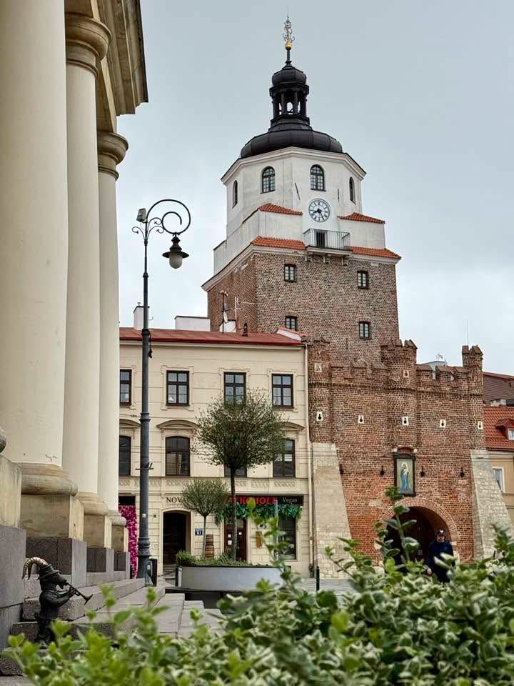 Miasto_Lublin's tweet photo. Dzień dobry, #Lublin ☔️ Deszczowa aura zawitała dziś do miasta, ale czasem to właśnie ona pozwala na chwilę zwolnić i docenić piękno małych rzeczy 🫶🏻Życzymy Wam dobrego, spokojnego dnia 😊
#DzienDobry #Sroda https://t.co/3cIxa2a0aJ