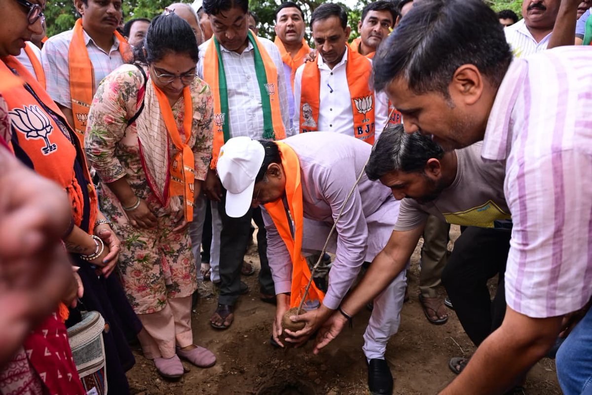 irushikeshpatel's tweet photo. દરેક છોડમાં રણછોડ !!

યશસ્વી વડાપ્રધાન શ્રી @narendramodi સાહેબના નેતૃત્વ હેઠળ કેન્દ્ર સરકારના 12 વર્ષની ઉજવણી અન્વયે યોજાયેલ સ્વચ્છતા સપ્તાહ અભિયાન અંતર્ગત વૃક્ષારોપણ દ્વારા પ્રકૃતિ સેવાનો લાભ લીધો.

આ અવસરે ઉપસ્થિત શાળાના બાળકોને વૃક્ષારોપણ તથા પ્રકૃતિના મહત્વ વિશે બોધ કરાવ્યો. વધુમાં વધુ વૃક્ષારોપણથી સ્વચ્છતા અને પર્યાવરણ સંરક્ષણના આશયને ચરિતાર્થ કરવા સૌને આહ્વાન.