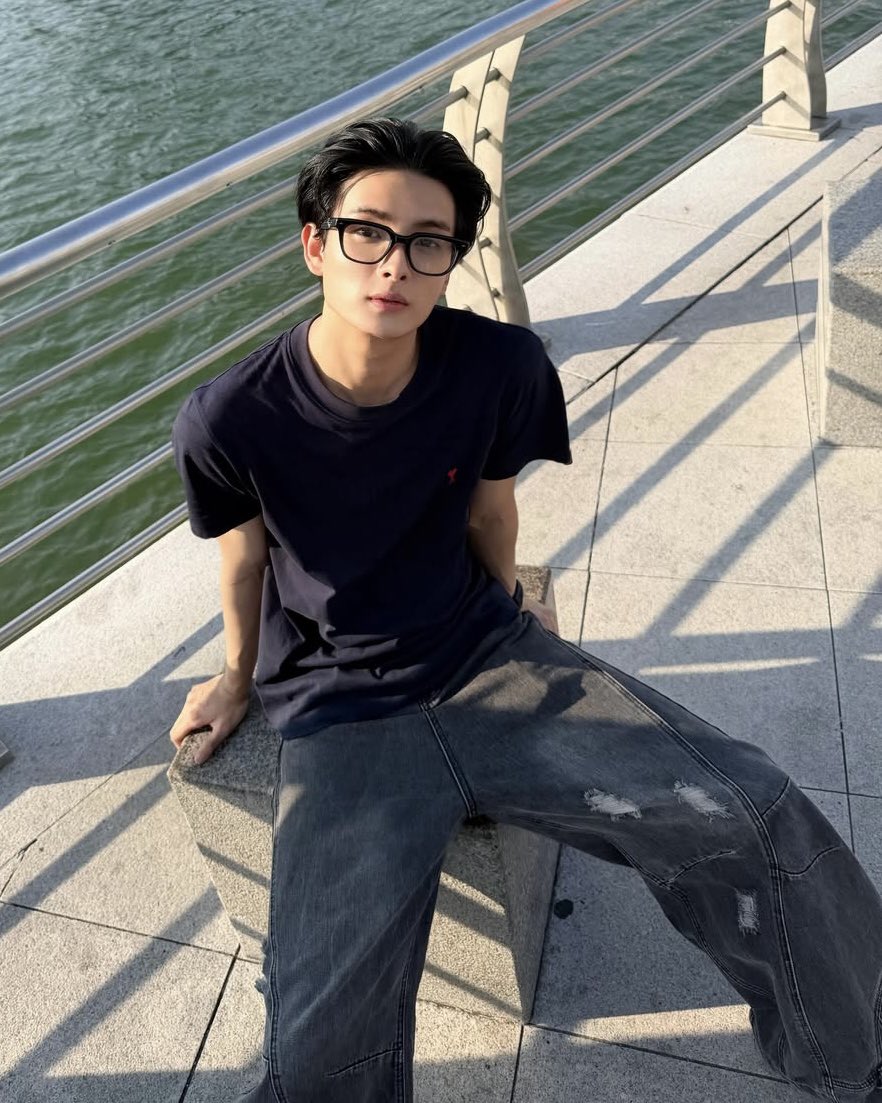 goodbyemy_b's tweet photo. เกิด แก่ รักฮ้อตเนิร์ด ตาย https://t.co/ofntrUm7ux