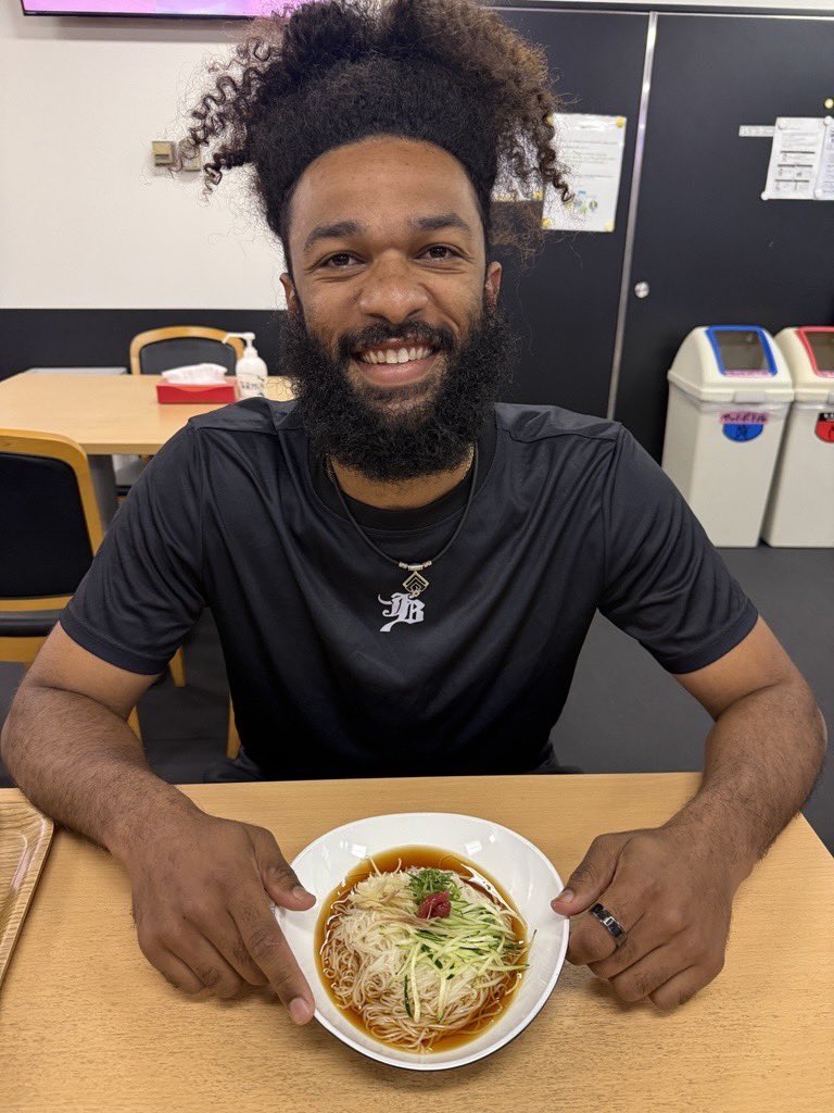 chibalotte_pr's tweet photo. 今日も、う〜かもめし。
「冷たくて麺が細くて食べやすいよね！暑い時期には最高だよ！ワサビもつけるよ！」と #アンドレ・ジャクソン 投手。
ベイスターズ時代に田代コーチが毎日、注文をしているのをみて自分も頼むようになったそうです。
#chibalotte #広報 https://t.co/V8huVrdCOk
