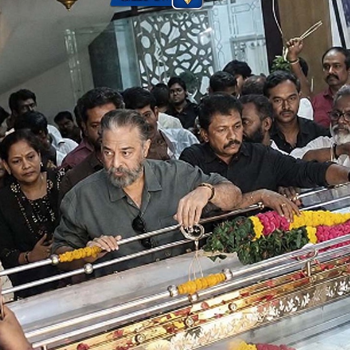 DiehardKamalian's tweet photo. Our @ikamalhaasan sir pays his last respects to ace director and his friend Mr #bharathiraja after he passes away.

#ripbharathiraja #kamalhaasan https://t.co/WZtuTMcOku