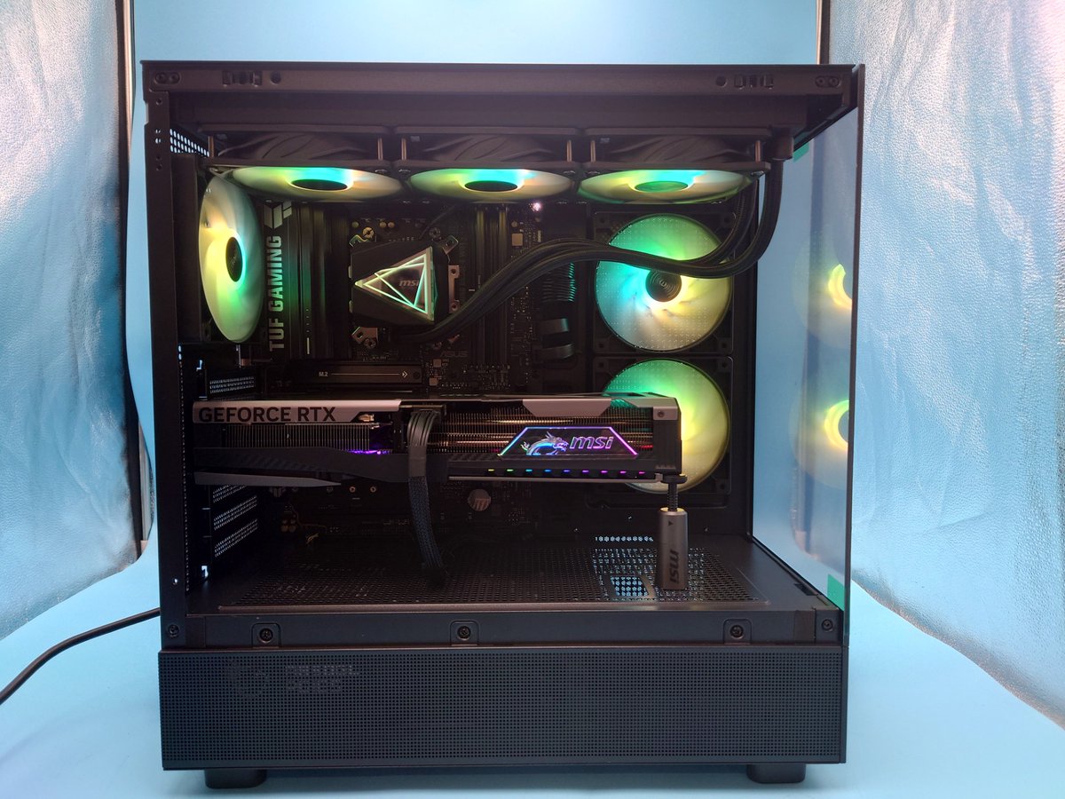 dospara_parts's tweet photo. 🎉【組立代行紹介】🎉
#MONTECH XRと #AMD Ryzen7 7800X3Dの組み合わせのゲーミングPCです😆
グラフィックボード、CPUクーラー、電源ユニットが #MSI で、統一感がありとてもカッコいいですね😮
自作パソコンのご相談は #ドスパラ秋葉原本店 まで🙌
#組立代行 #ドスパラスタッフ https://t.co/25ge4tafpl