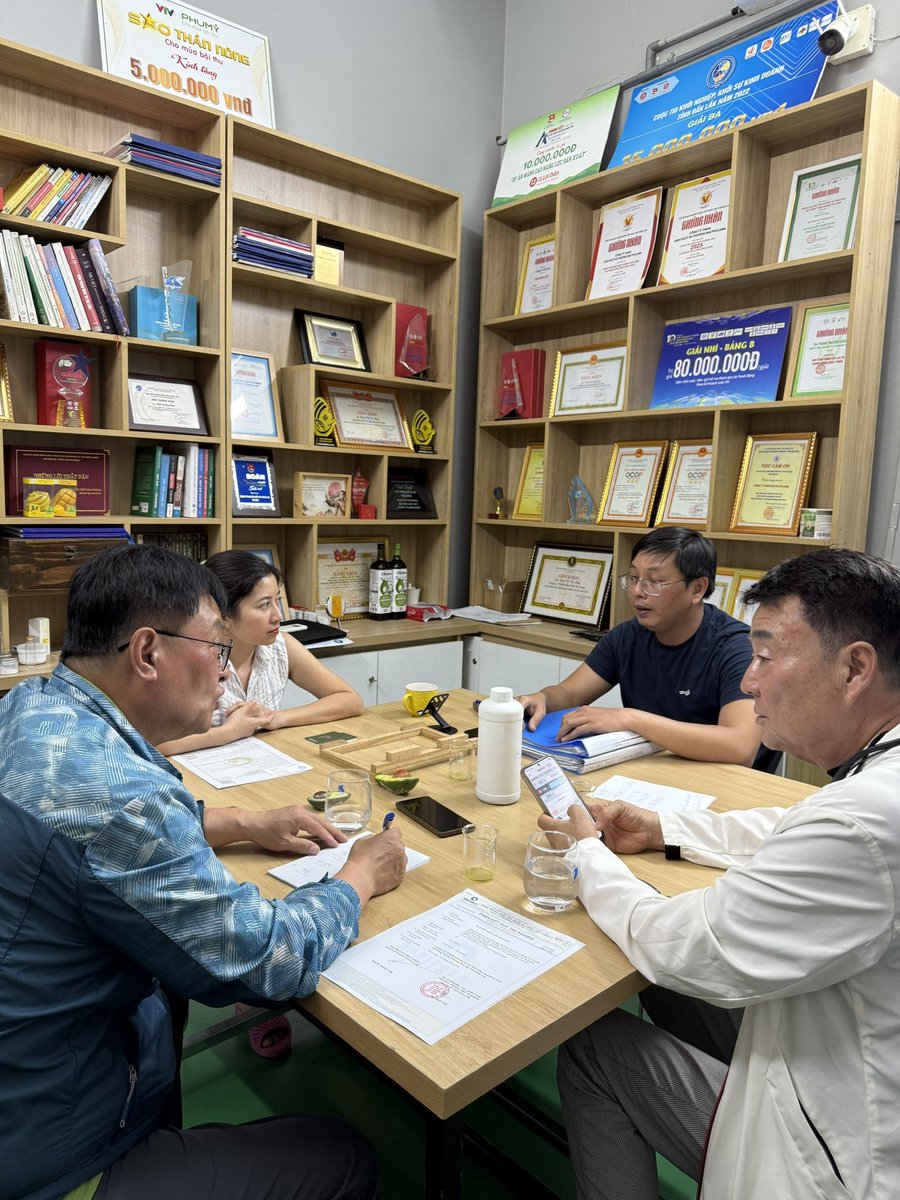 hangpolang's tweet photo. Tiếp 2 đối tác Hàn Quốc, mình hỏi:
- Bạn tìm thấy thông tin Pơ Lang từ đâu?
- Chúng tôi tìm thấy trên Internet và được 1 người bạn Việt Nam giới thiệu. (Nghe xong mà wow và xúc động lắm luôn ạ)

Cảm ơn mọi người đã luôn ủng hộ Pơ Lang, giới thiệu khách hàng cho Pơ Lang!

Biết ơn thật nhiều! ❤️❤️
