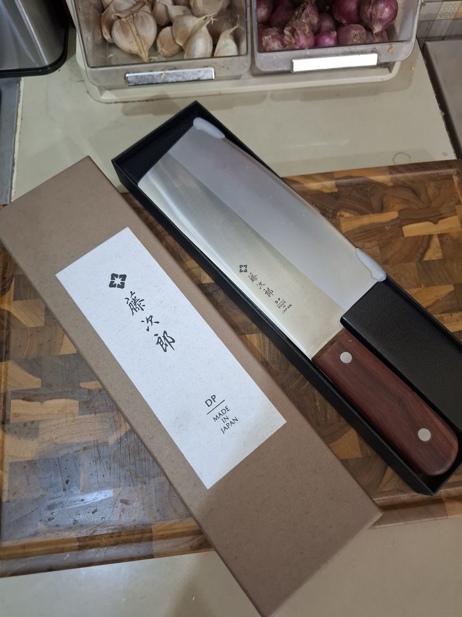 blessedchoke's tweet photo. Pas awal liat pisau ini di shopee sempet ga percaya, kayak SUMPAH INI PISAU TOJIRO VG10 YANG ASLINYA 2,6JUTAAN DIJUAL CUMA 300RIBUAN??? 

Sempet ngira nipu/palsu, tapi liat yang jualnya ini beneran trusted banget. Dia toko retail gede asal singapura dan biasa ada di mall-mall. https://t.co/IXXrEDgdrz
