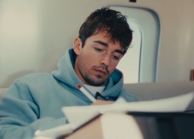 Timmygold01_'s tweet photo. “Dear diary, WHAT. THE. FUCK.” https://t.co/pSVSH8XghI