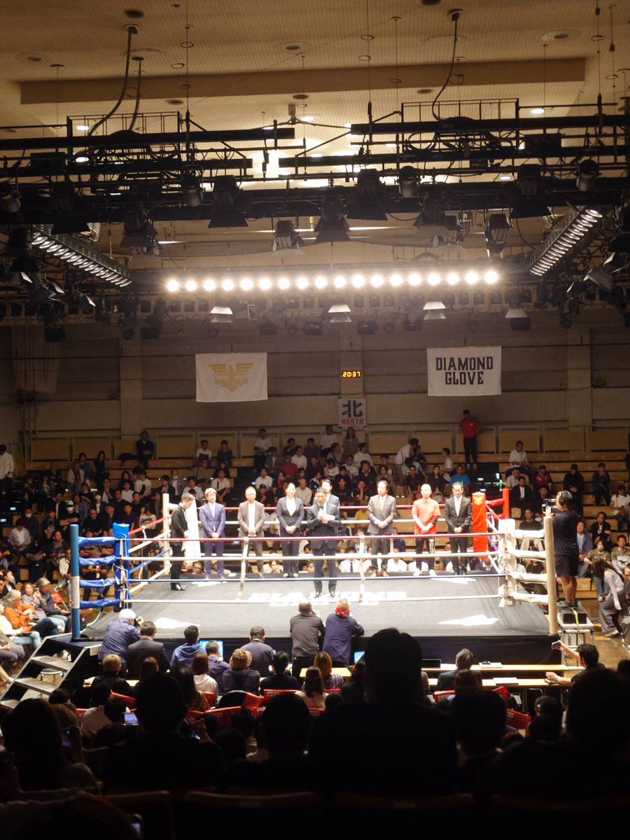 izumiscript's tweet photo. 昨夜は出田裕一選手の引退式を見届けに後楽園ホールへ

川崎戦から観てるけど、中島戦はボクシング観戦史上不動のベスト１で、あれほど心が震えた試合はないし、これから出会えるのか分からない

観客席の応援も毎回めちゃめちゃアツくて、リングサイドの知らない人たちとハイタッチしたり、全ての観戦が宝物のような思い出

ダメージの蓄積が心配だったけど、こんな素晴らしい引退式を迎えることが出来て、いちファンとしては安心したし、とても幸福な気分になった
