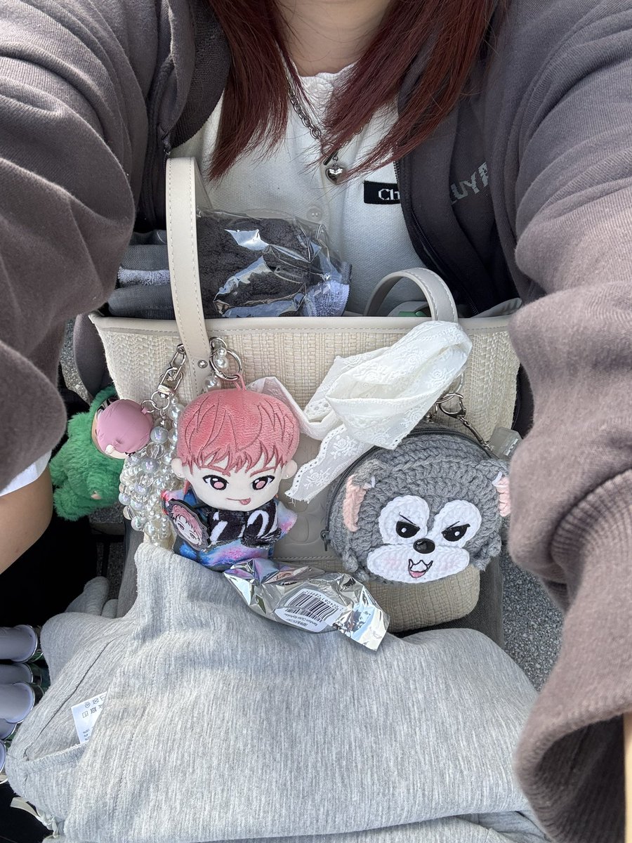 matosandayon's tweet photo. @deu_jibu ただいま会場におります。
グッズ当日販売列付近におります。 https://t.co/e8vpOFHOP8