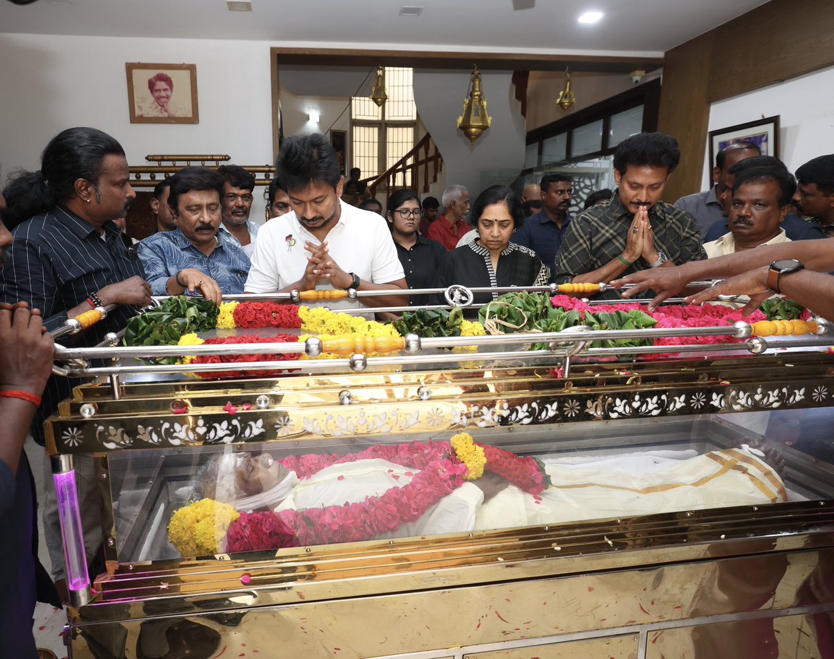 Anbil_Mahesh's tweet photo. தமிழ்த் திரையுலகத்திற்கு புதிய இலக்கணம் வகுத்த "இயக்குநர் இமயம்" திரு.பாரதிராஜா அவர்களின் மறைவு தமிழ்நாட்டிற்கு பேரிழப்பு!

கலையின் மீதும் கல்வியின் மீதும் ஆர்வம் கொண்டவர். மாணவச் செல்வங்களுக்காக நம் திராவிட மாடல் அரசு கொண்டுவந்த “ஊஞ்சல், தேன்சிட்டு” இதழ்கள் பற்றியும், “சிறார் திரைப்படத் திருவிழா” பற்றியும் தாங்கள் பேச வேண்டும் எனக் கேட்டபோது உடனடியாக ஒப்புக்கொண்டு, அரசுப்பள்ளி மாணவர்களிடம் கலையை கொண்டு சேர்ப்பதன் அவசியம் பற்றியும், இத்திட்டங்கள் பற்றியும் பெருமையோடு உரையாற்றினார்; மகிழ்ந்தார். 

கலை என்பது அனைத்துத் தரப்பு மக்களின் வாழ்க்கையை பிரதிபலிக்கும் கருவி என்பதை திரைத்துறையில் நிரூபித்துக் காட்டிய இயக்குநர் இமயம் அவர்களின் புகழ் என்றும் நிலைத்திருக்கும்.