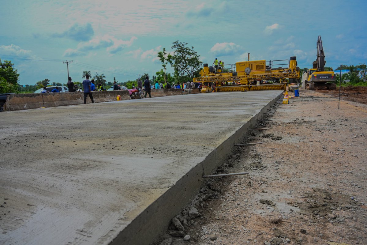 FrancisNwaze1's tweet photo. FEDERAL MINISTRY OF WORKS

PRESS RELEASE

UMAHI ISSUES STRONG WARNING TO NON-PERFORMING CONTRACTORS, SAYS TINUBU MUST NOT BE BLAMED FOR PROJECT DELAYS

The Honourable Minister of Works, Sen. Engr. David Umahi, CON, FNSE, FNATE, has issued a strong warning to contractors handling Federal Government road projects, urging them to fulfil their contractual obligations and eliminate the factors that give rise to unwarranted criticism of the administration of President Bola Ahmed Tinubu, GCFR.

Speaking during an extensive inspection tour of ongoing road and bridge projects in Kogi and Edo States, the Minister expressed dissatisfaction with the pace of work on some sections of the Abuja-Lokoja Dual Carriageway and the Dualisation of Obajana Junction -Benin Road. He disclosed that, due to funding constraints, the scope of one of the Sections of the Abuja-Lokoja road had to be reduced from 49.28 kilometres to 28 kilometres to concentrate available resources on the most critical portions.

"I am very sad with what I saw on the ground. What was reported to us is not reflected in the actual work being done," the Minister observed.

Engr. Umahi reiterated the Ministry's directive that no section of the Federal highway should remain closed for more than 14 days during construction. He subsequently issued an ultimatum to the affected contractor to complete the required section within the stipulated period or risk termination of the contract.

The Minister, however, commended Messrs JRB Construction Company for the quality and pace of work on its project, describing the company as a model of professionalism and commitment. According to him, "If everybody does his job accordingly, there will be no reason to shift the blame to Mr. President."

He also issued a 72-hour ultimatum to GELD Construction Company, handling one of the sections, to effectively utilise funds already released to demonstrate visible progress on the project.

According to the Minister, a substantial percentage of Nigeria's Federal road network had deteriorated before the advent of the present administration, stressing that President Tinubu inherited enormous infrastructure challenges but has continued to make significant strides to restore and modernise the nation's road sector.

He further directed the Federal Controllers of Works (FCW), Engineers’ Representatives (E.R.), and project supervisors to strengthen monitoring mechanisms and enforce greater accountability, insisting that all procurement processes and expenditures must be properly justified.

As part of the inspection tour, the Minister visited the reconstruction of the existing pavement and completion of the additional carriageway on Section III of the Abuja–Lokoja Dual Carriageway, including works being executed by Trucrete Solutions Limited on the Koton Karfe–Abuja alignment.

He also inspected two critical bridge projects along the same corridor, as well as the ongoing dualisation of the Lokoja–Benin Road. The projects inspected include Section I, Obajana Junction–Okene, and Section II  covering the Okene–Auchi corridor across Kogi and Edo States.

The Minister further assessed progress on the flyover and interchange components of the project being executed by CCG Contractors, with the flyovers at approximately 80 percent completion and the interchange at about 30 percent.

The Chairman of the Senate Committee on Works, Senator Allwell Heacho Onyesoh, commended Engr. Umahi for his visionary leadership and firm commitment to ensuring value for public funds. He noted that political office holders can no longer continue to bear responsibility for the poor performance of contractors, stressing that Nigerians expect tangible results and timely project delivery.