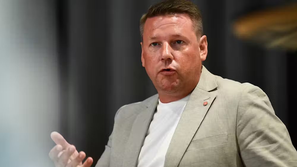boyeunique's tweet photo. Hur man än vrider och vänder på det är Socialdemokraterna det parti som genom åren varit inblandat i den mest omfattande korruptionen och de största skandalerna kopplade till pengar och makt. Lotteriverksamhet, lägenhetsaffärer, politiska utnämningar av GDs, presstöd och miljardbelopp i bistånd till organisationer som senare kritiserats för kopplingar till extremism eller allvarliga brister i kontrollen. Jämfört med detta framstår Tidö som hederliga.

By the way, hyckleriet hos S har ett ansikte 👇