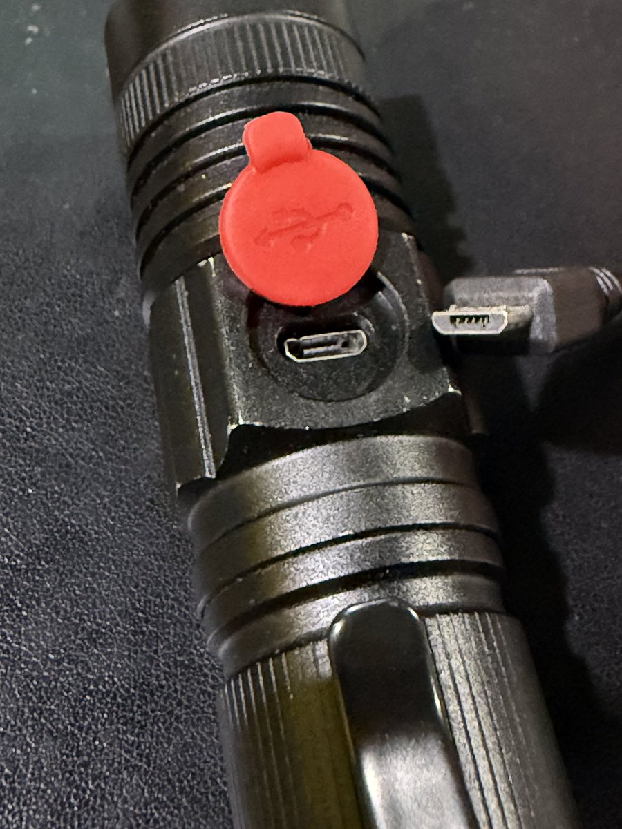 PodYossy's tweet photo. Microだっけ？この小さな台形のUSBきらい😡

表裏が無くて使いやすいUSB Type-Cって良いよねぇ♪ https://t.co/wBCQL4TIdN